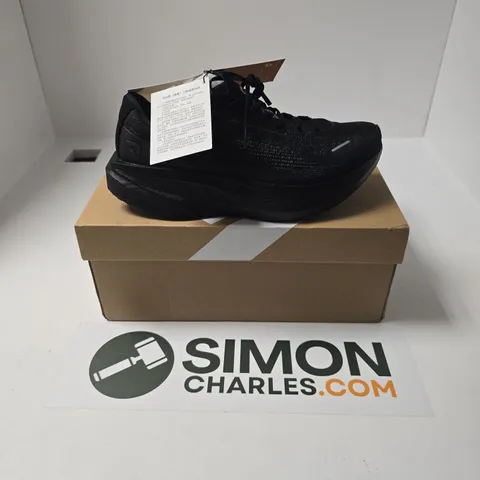 BOXED PAIR OF DYNAFISH LACE TRAINERS IN BLACK - UK 10