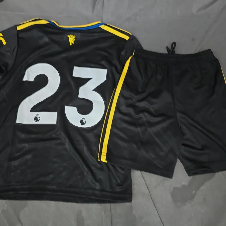 ADIDAS KIDS MANCHESTER UNITED NUMBER 23 FOOTBALL KIT IN BLACK/YELLOW SIZE UK 20