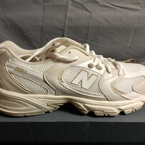 BOXED PAIR OF NEW BALANCE 530 SNEAKERS –UK SIZE 5.5