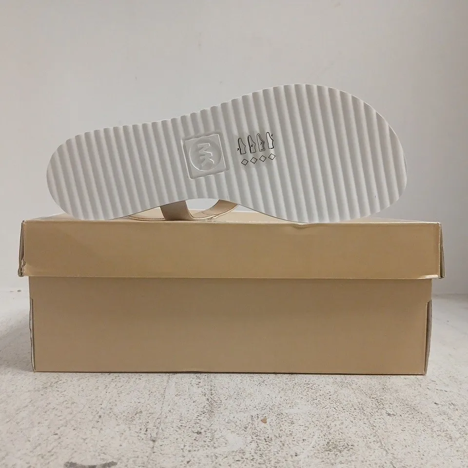 BOXED PAIR OF MOCHAEL KORS TOE-POST FLAT SANDALS IN WHITE SIZE 8