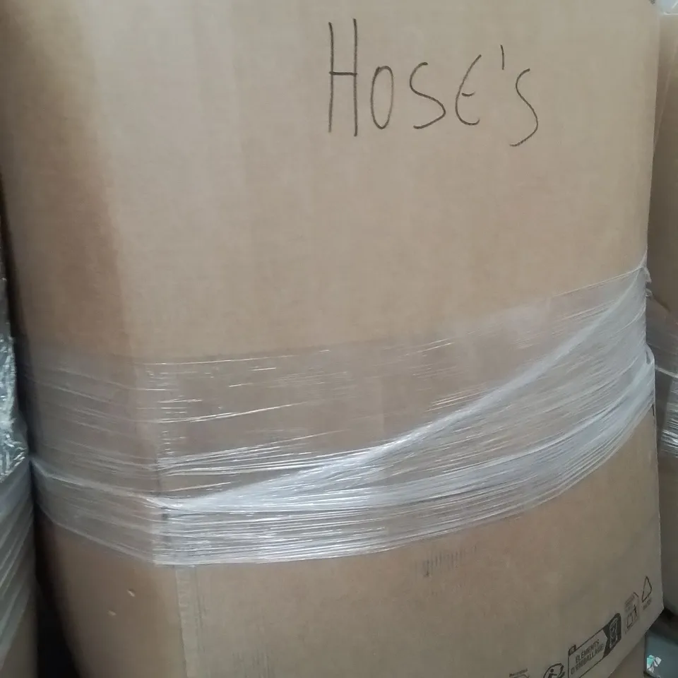 PALLET CONTAINING A LARGE QUANTITY OF HOSES 