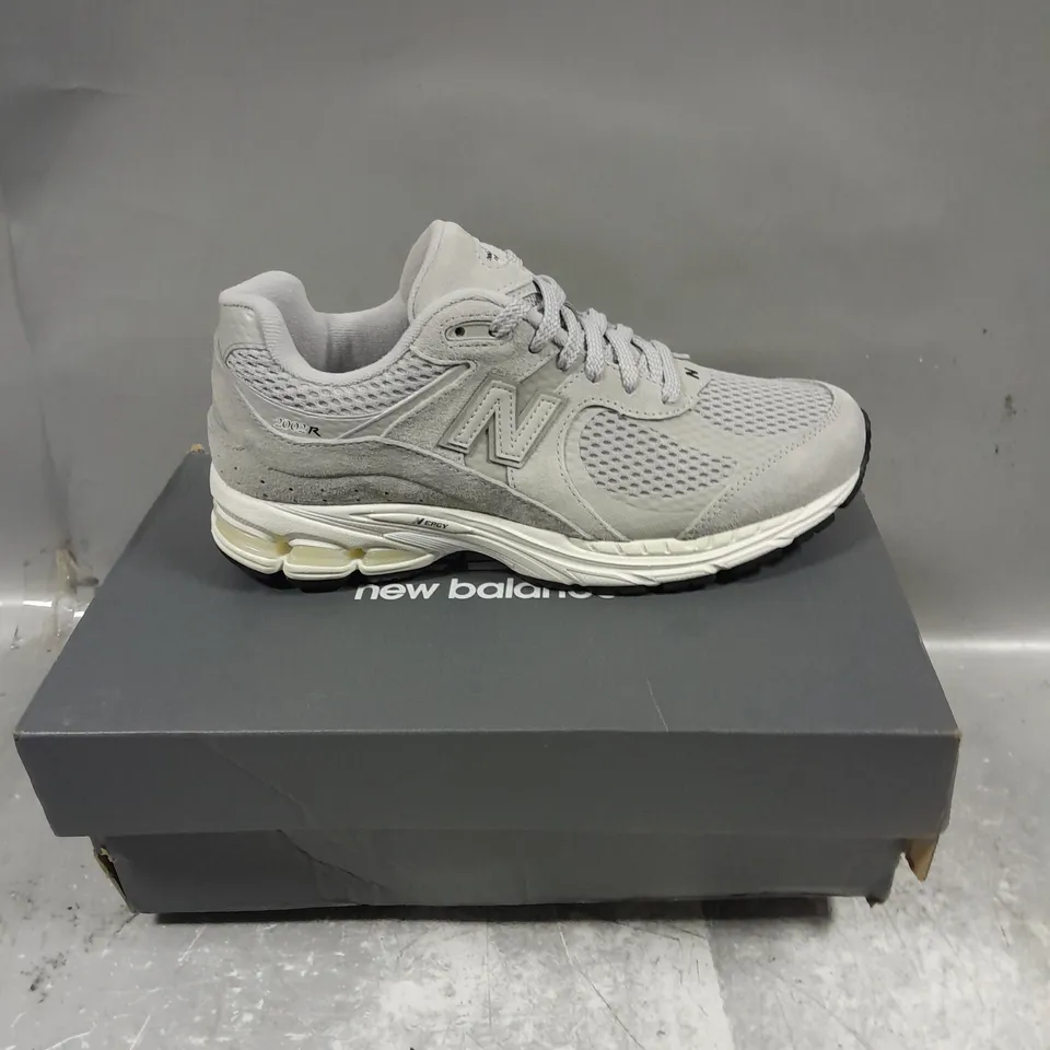 BOXED PAIR OF NEW BALANCE MESH TRAINERS IN GREY - 7.5