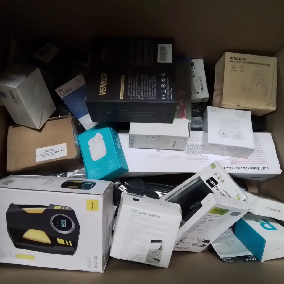 BOX CONTAINING LARGE AMOUNT OF MIXED ELECTRONIC ITEMS, PHONE ACCESSORIES ETC.