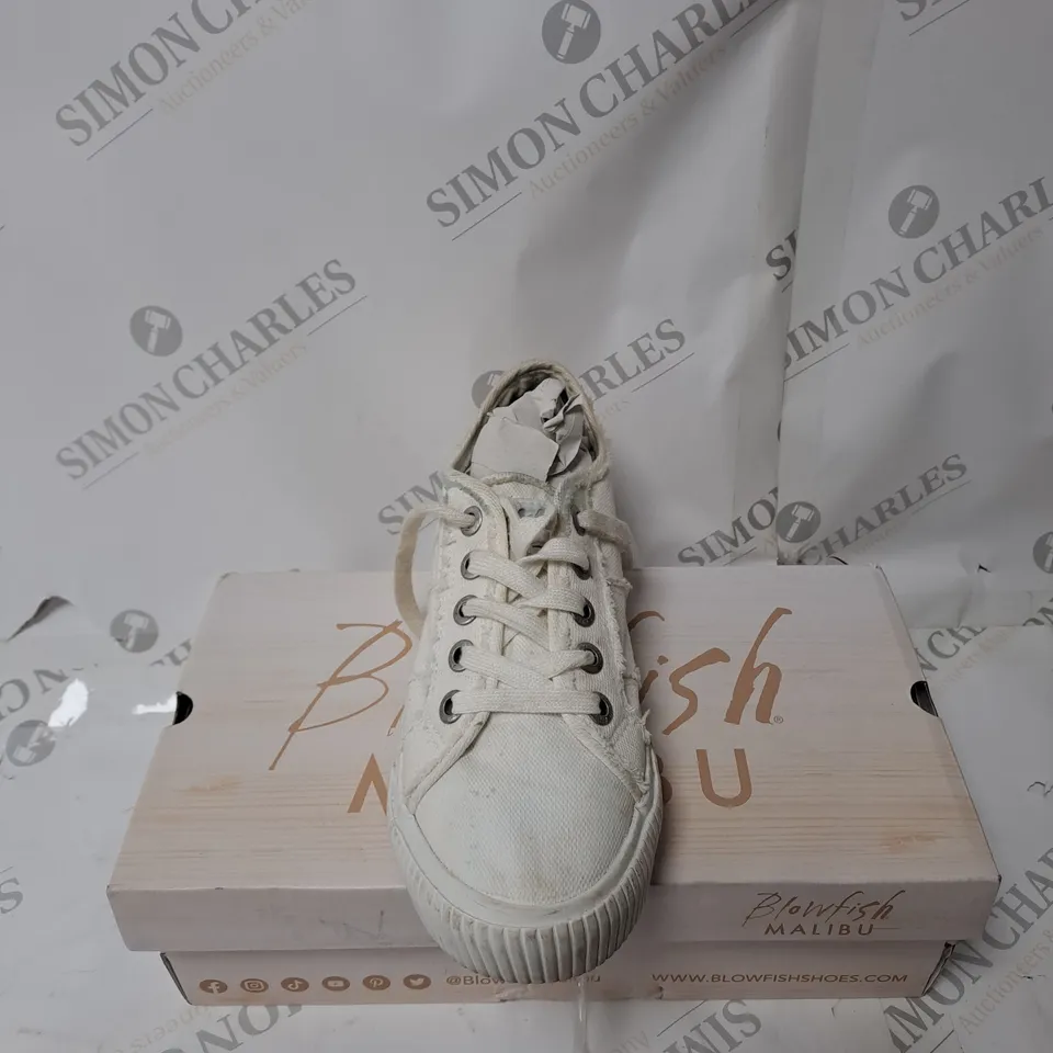 BOXED PAIR OF BLOWFISH MALIBU CASPER SNEAKERS IN WHITE SIZE 5