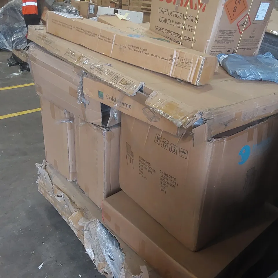 PALLET CONTAINING A LARGE QUANTITY OF ASSORTED GARDEN FURNITURE PARTS ECT