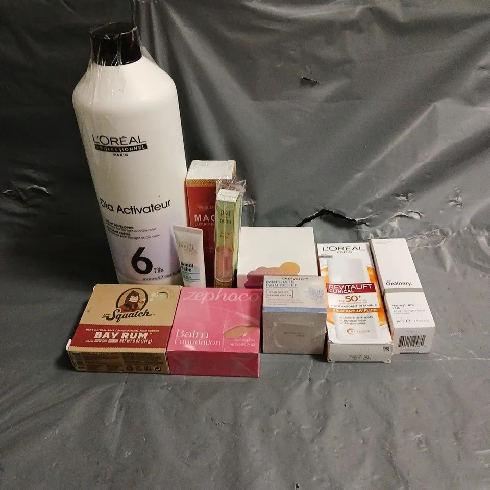 APPROXIMATELY 20 ASSORTED HEALTH & BEAUTY PRODUCTS TO INCLUDE - DR SQUATCH SOAP BAR, L'OREAL DAILY ANTI-UV FLUID, PIXI BROW TAMER, ETC 