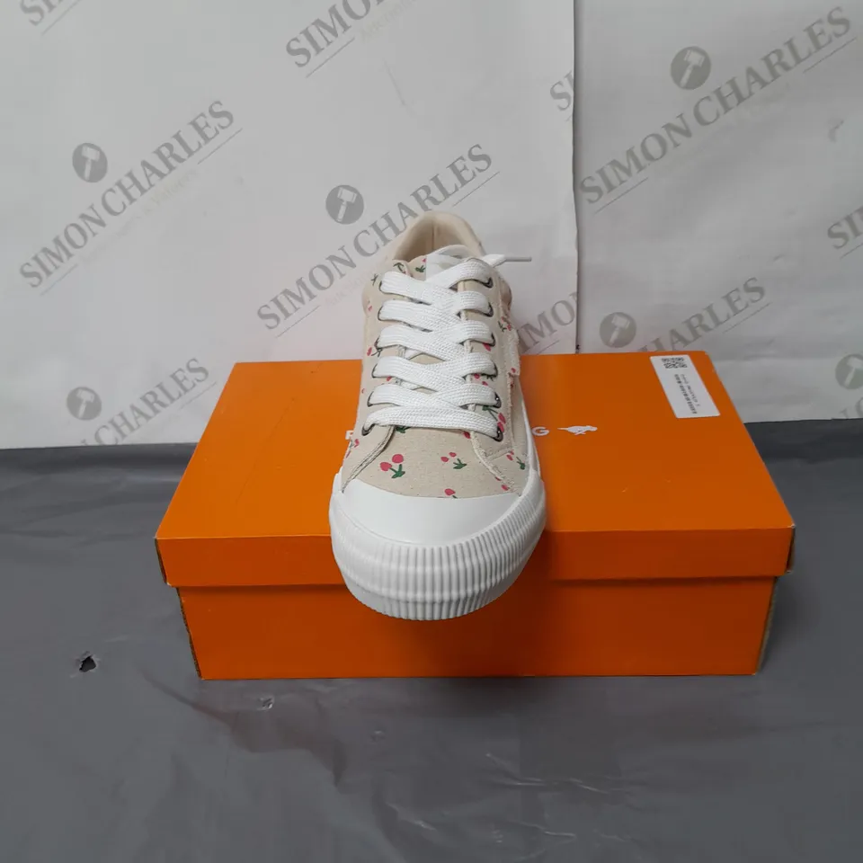 ROCKET DOG LADIES TRAINERS CREAM WITH CHERRIES DESIGN SIZE 8