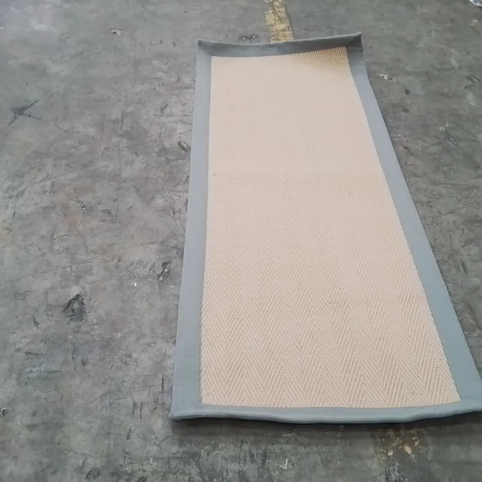 QUALITY DESIGNER AREA RUG - APPROXIMATELY 146x60cm