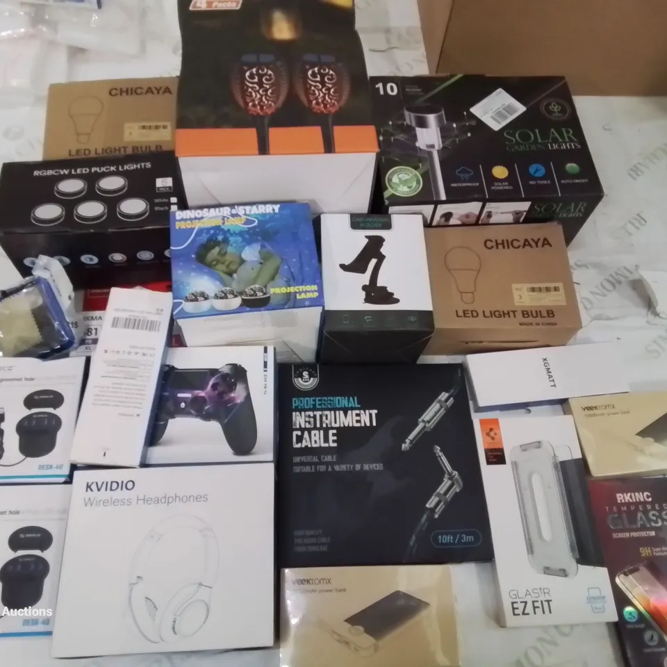 BOX CONTAINING LARGE AMOUNT OF MIXED BOXED ELECTRICAL ITEMS PHONE ACCESSORIES LIGHTING ETC.