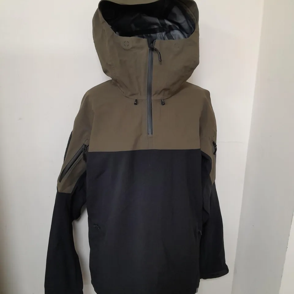 THRUDARK 1/4 ZIPPED COAT SIZE UNSPECIFIED