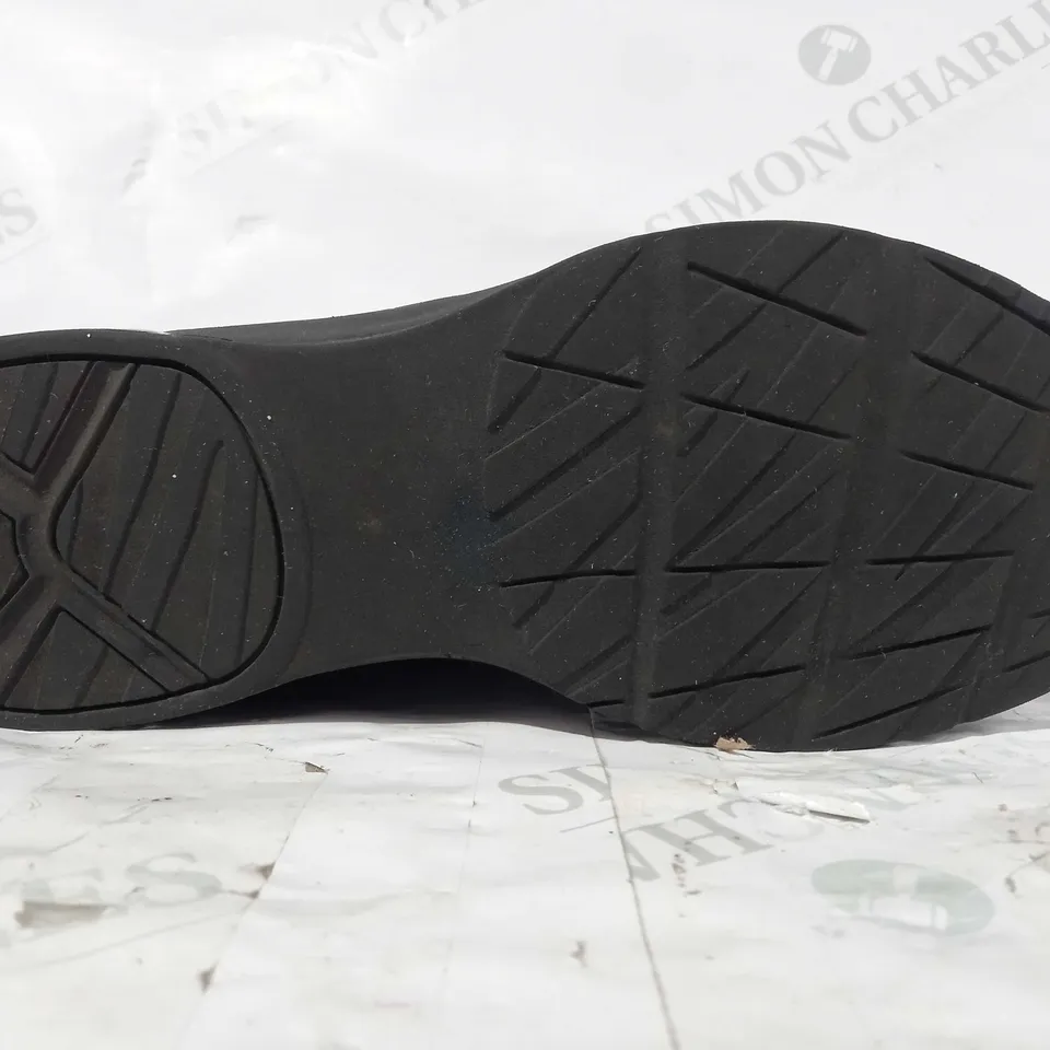 BOXED PAIR OF SKECHERS AIR SASSY TRAINERS IN BLACK SIZE 7