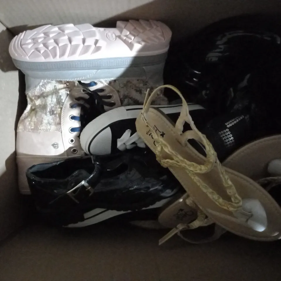 APPROXIMATELY 10 PAIRS OF ASSORTED KIDS SHOES IN VARIOUS STYLES AND SIZES 