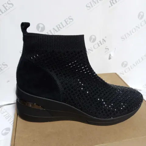 BOXED DUNE LONDON BLACK TRAINERS - UK SIZE 7
