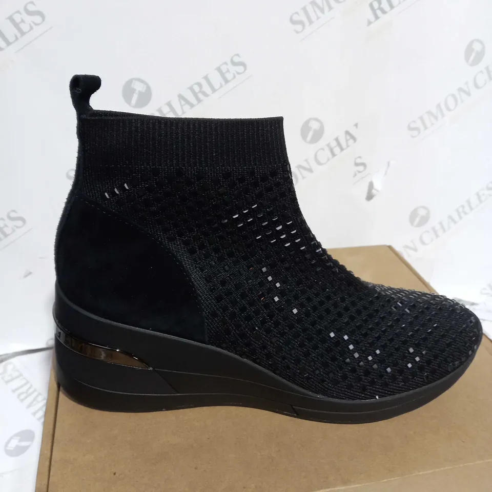BOXED DUNE LONDON BLACK TRAINERS - UK SIZE 7 