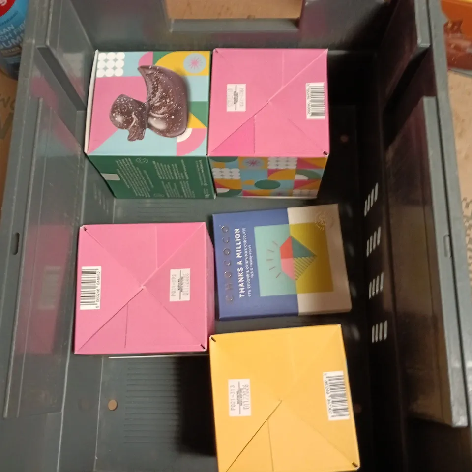 APPROXIMATELY 8 ASSORTED FOOD AND DRINKS ITEMS TO INCLUDE - CHOCOCO CHCOCOLATE CHICKEN, CHOCOCO CHOCOLATE DINOSAUR EGG, MINI EGGS EASTER EGG ETC