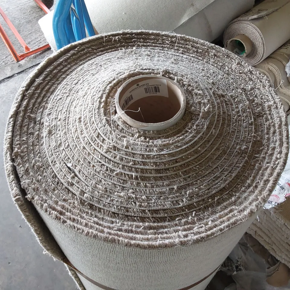ROLL OF QUALITY CARPET // SIZE: APPROX 1m WIDTH X UNSPECIFIED LENGTH 