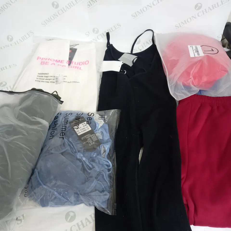 LARGE BOX OF ASSORTED CLOTHING ITEMS TO INCLUDE DRESSES, SKIRTS, TOPS, ETC