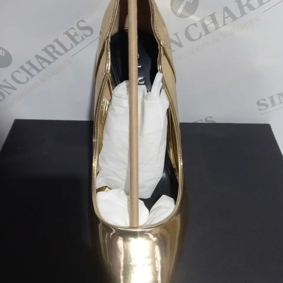 BOXED PAIR OF CLUBL LONDON IN GOLD METALLIC SIZE 6 