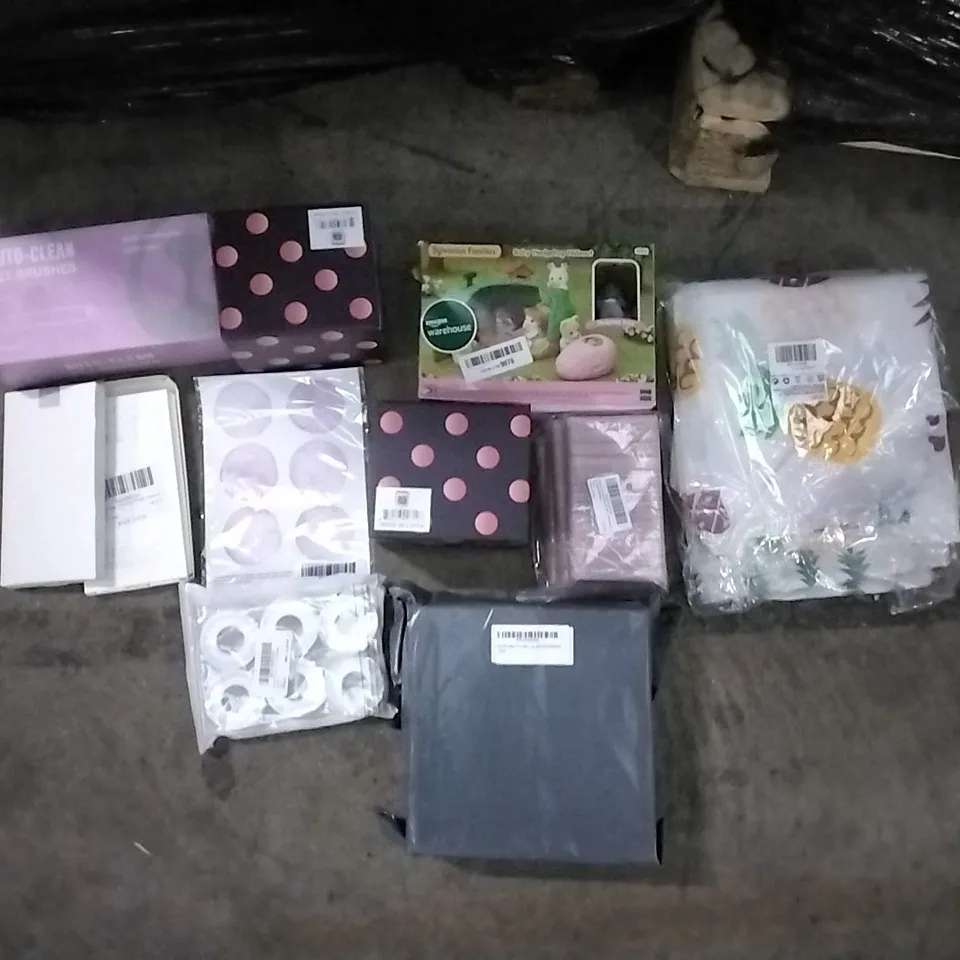 PALLET OF ASSORTED ITEMS INCLUDING DUROFIT, SAUNA VEST, TRANSFORMERS MASK, LEATHLEY CLEAR GLITTER,NURSERY ART WALL STICKER,BEST MOM EVER MUG, AUTO CLEAN PET BRUSH