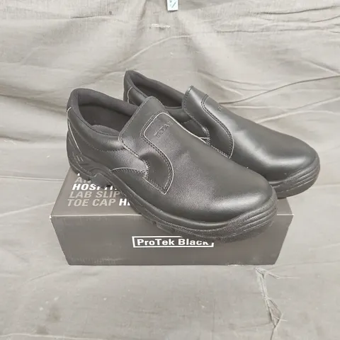 BOXED PAIR OF TITAN PROTEK SHOES IN BLACK - UK 12