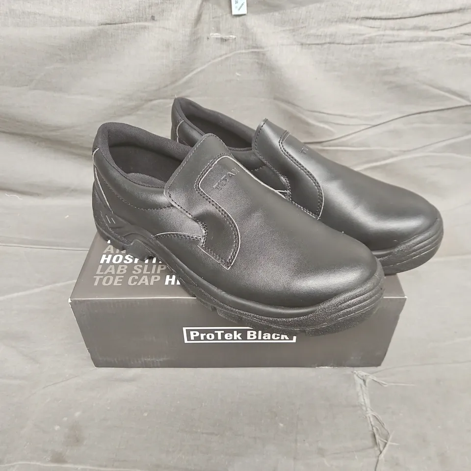 BOXED PAIR OF TITAN PROTEK SHOES IN BLACK - UK 12