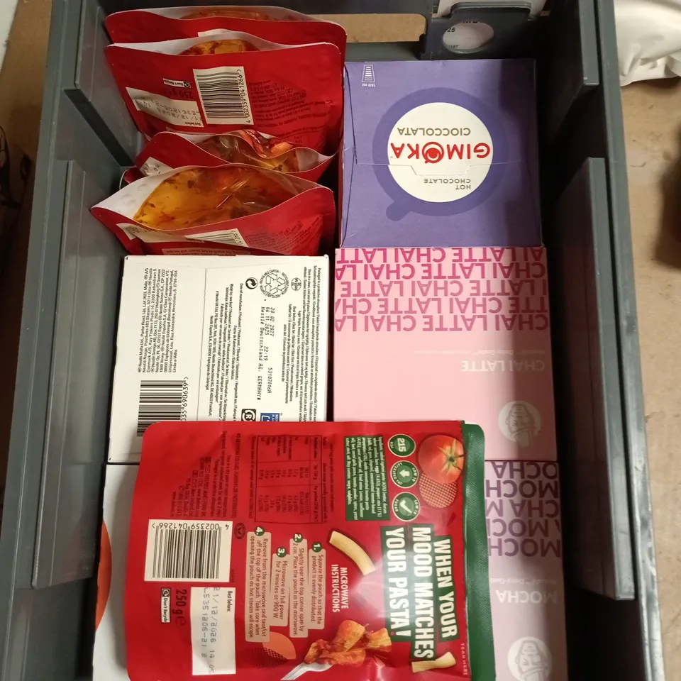 APPROXIMATELY 12 ASSORTED FOOD AND DRINKS ITEMS TO INCLUDE - DOLMIO CLASSICS, REFORMED COFFEE BEANSW, KINDER BUNNY ETC 