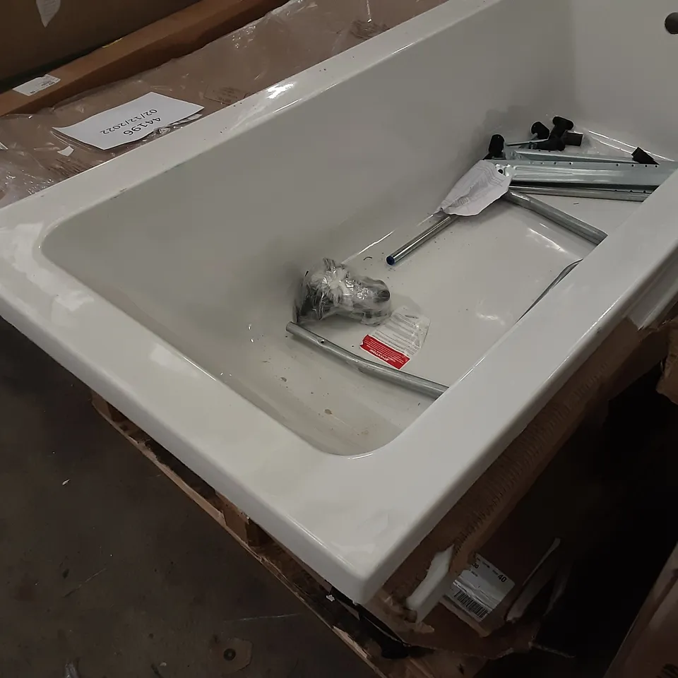 PALLET CONTAINING 2 BATH TUBS AND SHOWER TRAY 