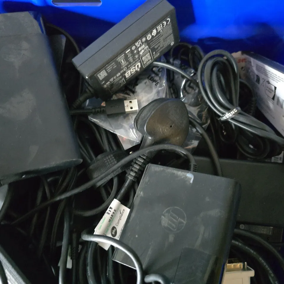 APPROXIMATELY 25 ASSORTED ITEMS TO INCLUDE - DVI CABLE , HP AC ADAPTER , ETHERNET CABLE - ETC - COLLECTION ONLY