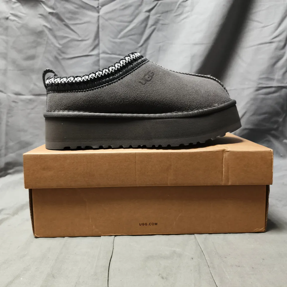 BOXED PAIR OF UGG WOMEN'S DAKOTA PLAYFORM SHOES IN GREY SIZE UK 5