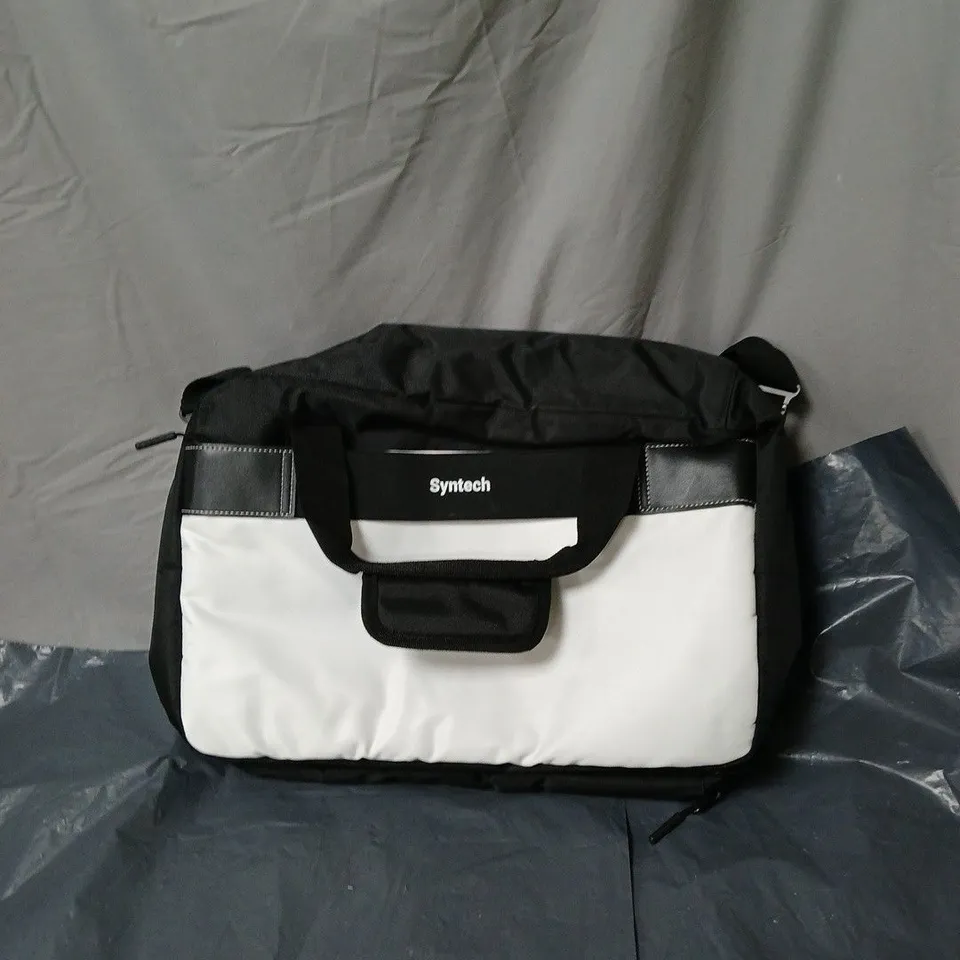 SYNTECH GAMING CONSOLE CARRYING CASE – PS5/PS4/XBOX SERIES (BLACK & WHITE)