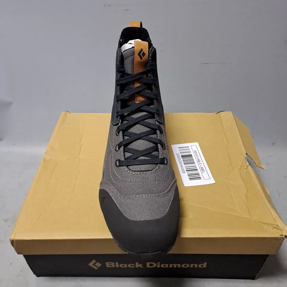 BOXED PAIR OF BLACK DIAMOND CIRCUIT MID MENS BOOTS IN ANTHRACITE SIZE 10.5