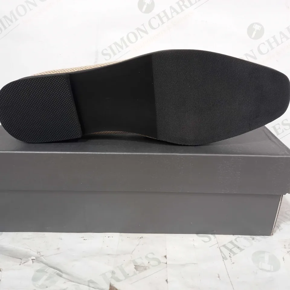 BOXED PAIR OF DESIGNER SLIP ON SHOES IN BEIGE W. ROSE GOLD EFFECT CHAIN EU SIZE 40