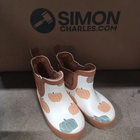 KIDS' BOOTS WITH PUMPKIN PRINT – SIZE 6