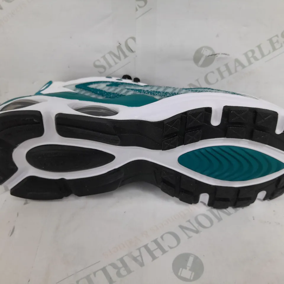 PAIR OF NIKE TW AIRMAX TRAINERS IN WHITE/TEAL - UK 9.5