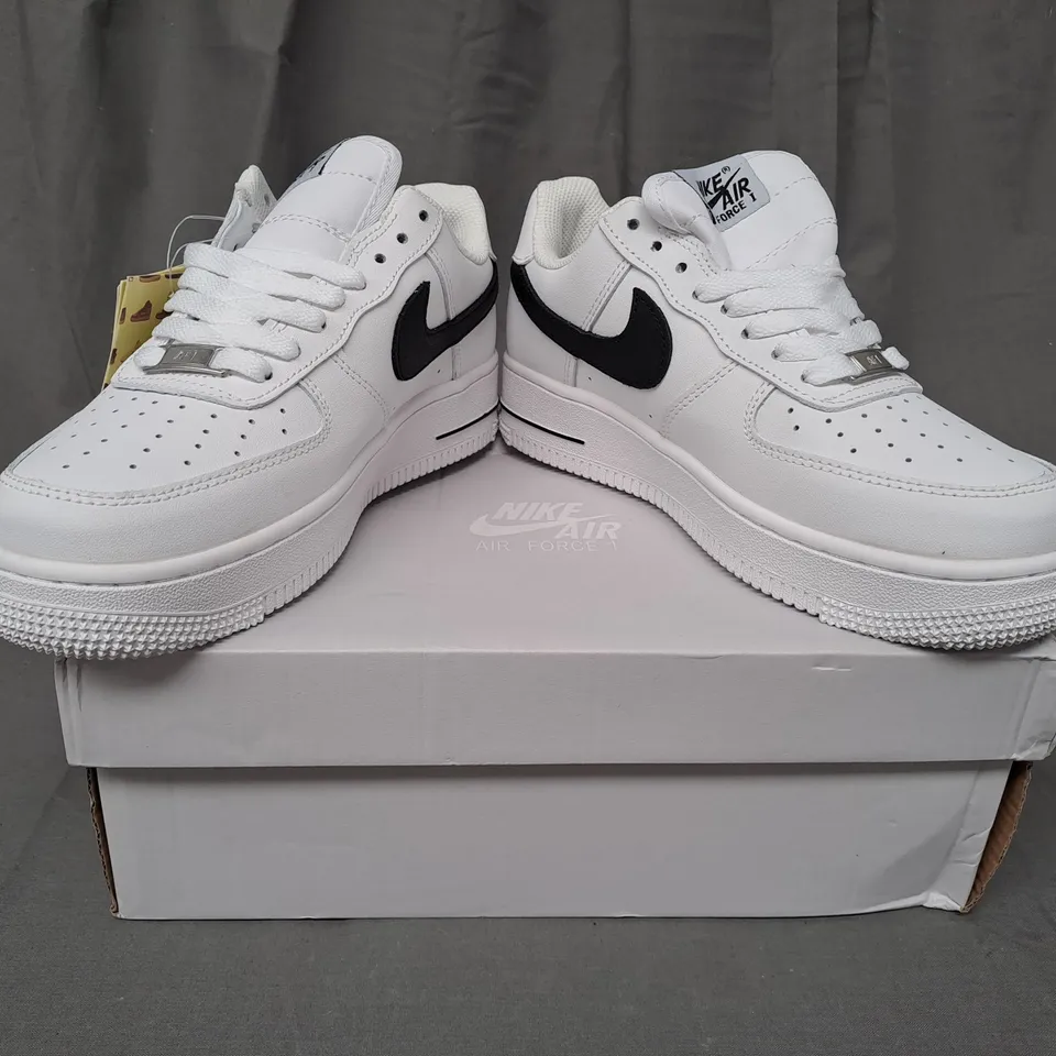 BOXED PAIR OF NIKE AIR FORCE 1 '07 SHOES IN WHITE/BLACK UK SIZE 5.5