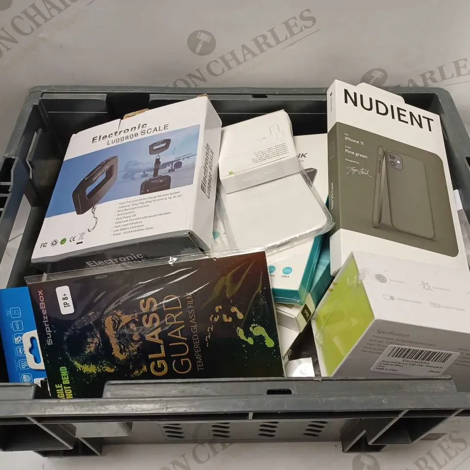 LOT OF APPROXIMATELY 30 ASSORTED MOBILE ACCESSORIES AND ELECTRICALS TO INCLUDE CHARMAST POWER BANK, TEMPERED GLASS FILM, Y50 EARBUDS, ETC