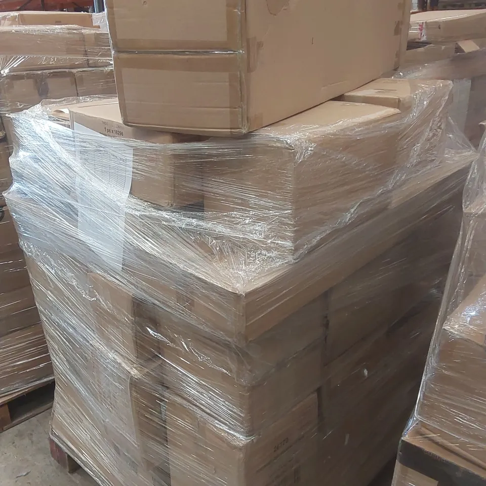 PALLET CONTAINING A LARGE QUANTITY OF ASSORTED LIGHTING PRODUCTS