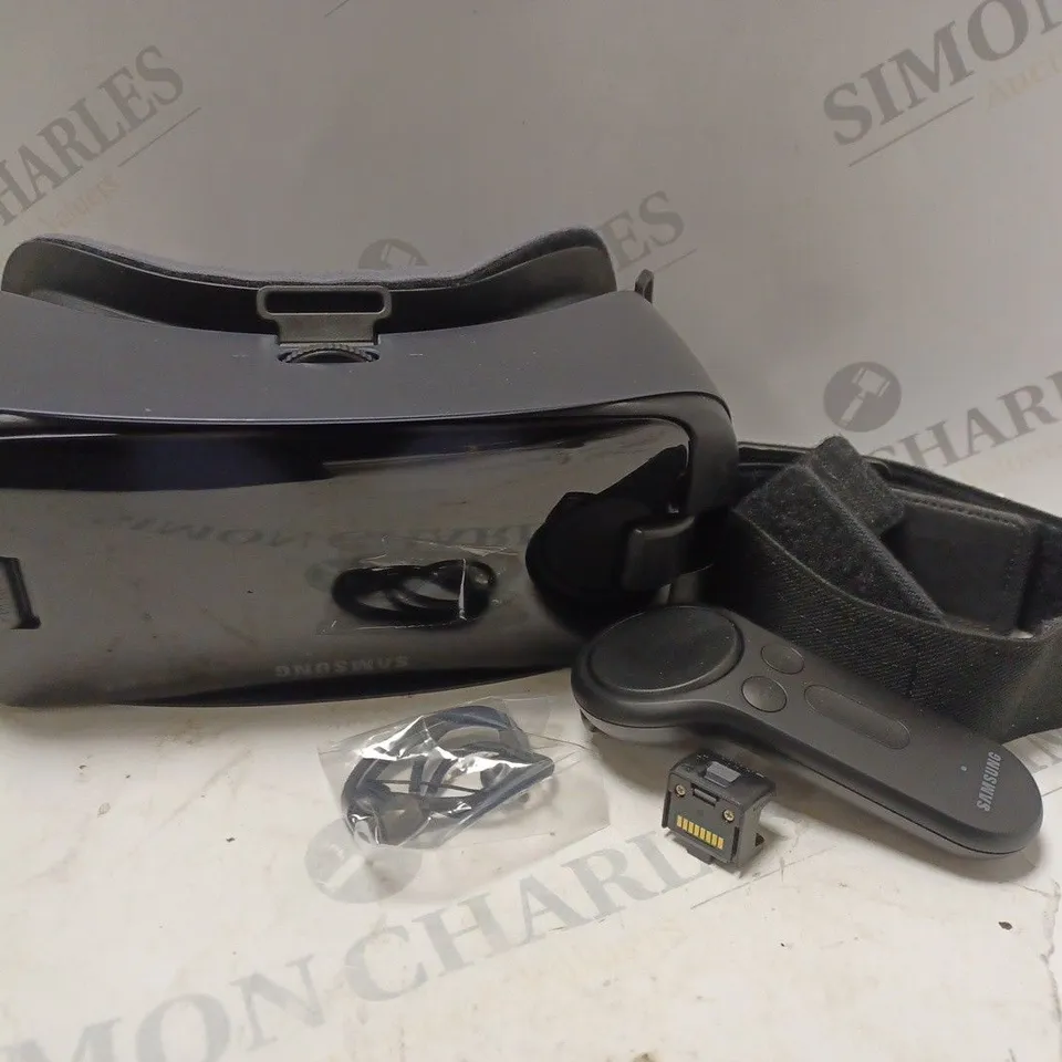 BOXED SAMSUNG GEAR VR WITH CONTROLLER