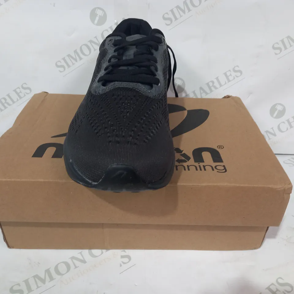 BOXED PAIR OF NEWTON RUNNING TRAINERS IN BLACK UK SIZE 6.5