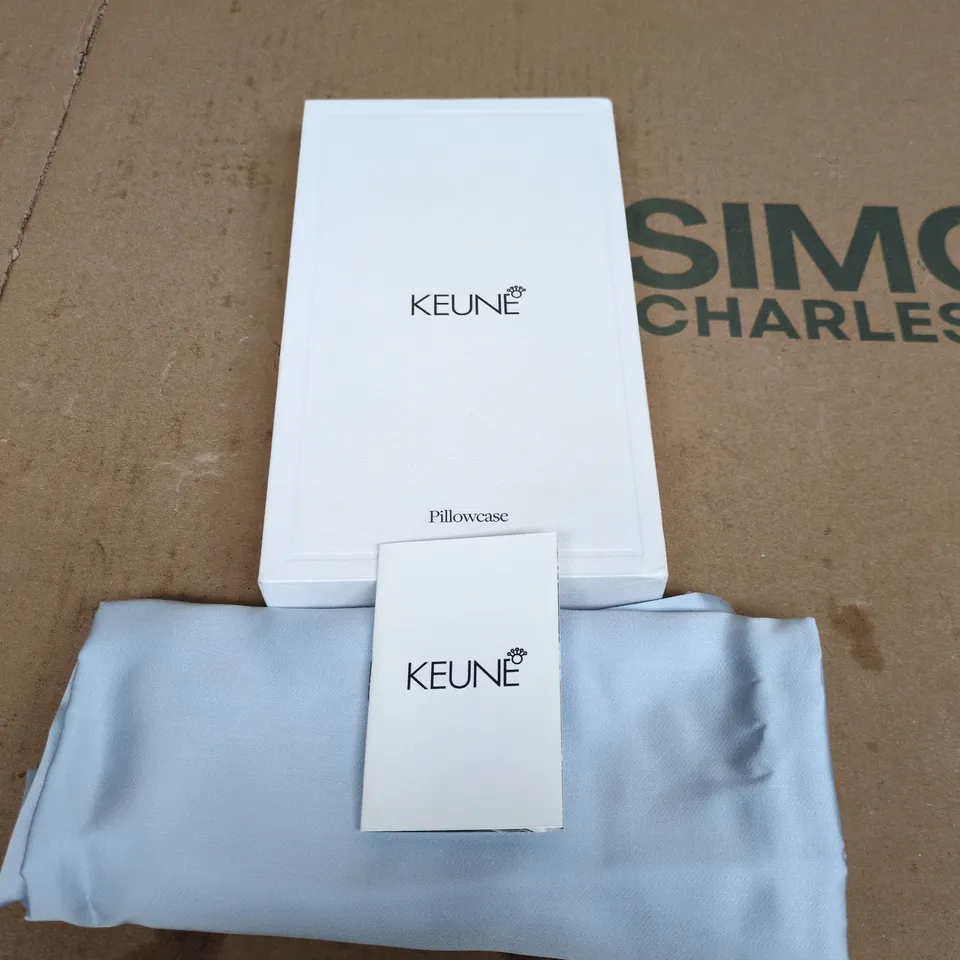 KEUNE PILLOWCASE – LIGHT BLUE PILLOWCASE WITH PRESENTATION BOX