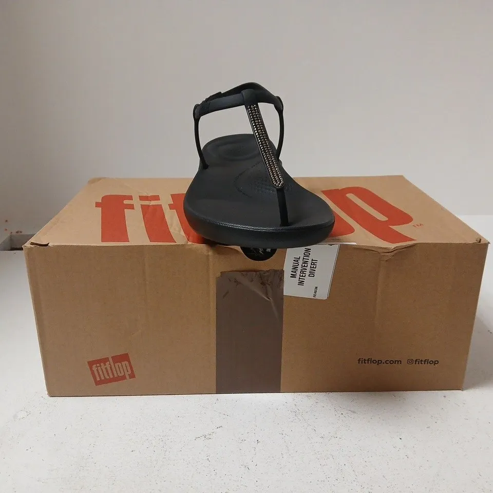 BOXED PAIR OF FITFLOP IQUSHION SPLASH SPARKLE T-STRAP SANDALS IN BLACK SIZE UK 8