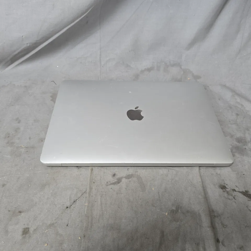 APPLE MACBOOK AIR LAPTOP – SILVER. DAMAGE TO SCREEN