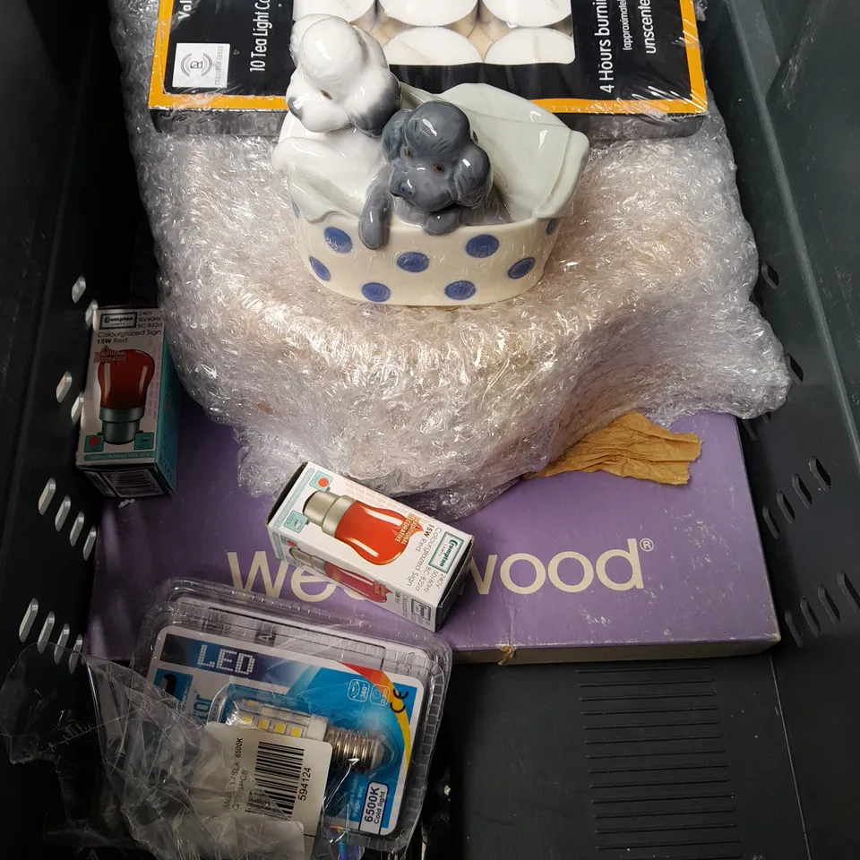 BOX OF ASSORTED HOUSE HOLD ITEMS TO INCLUDE CUPS, FOOD STORAGE BOX , ORNAMENTS 