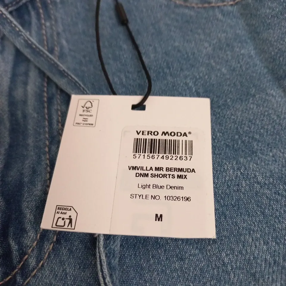 VERO MODA WE DO DENIM LIGHT BLUE BERMUDA SHORTS – SIZE M (STYLE NO. 10326196)