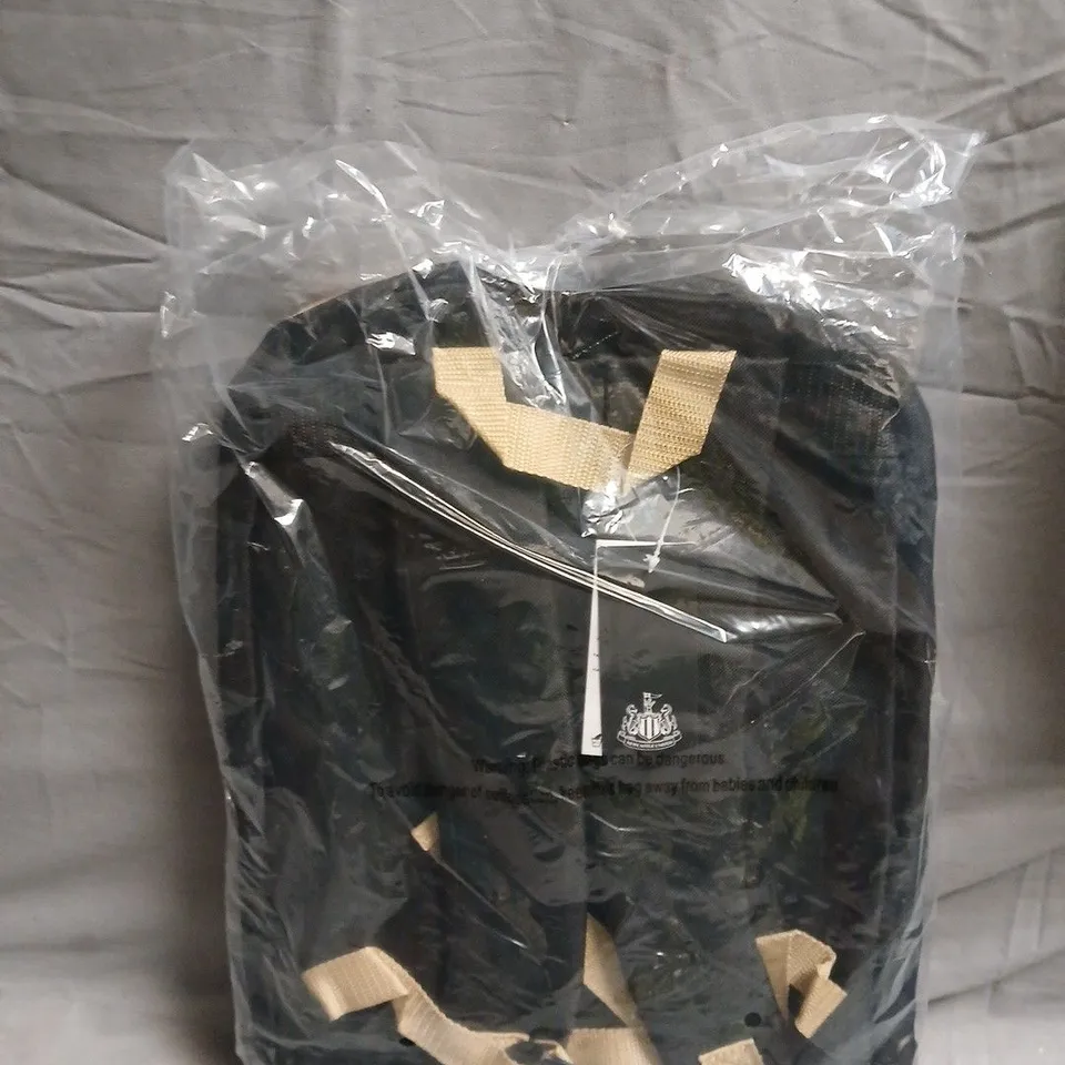 NEWCASTLE UNITED BLACK BACKPACK WITH CREST - DIAGONAL WHITE STRIPES