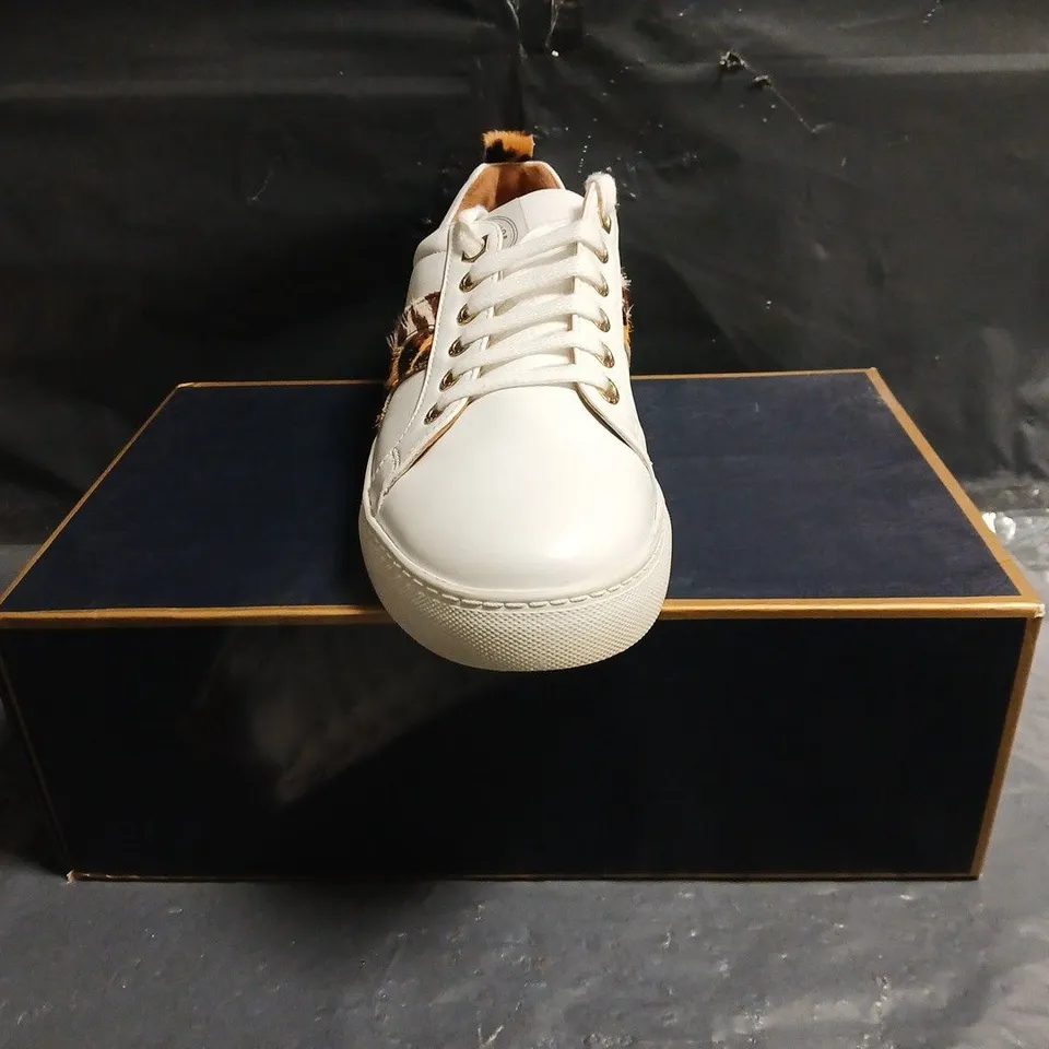 BOXED PAIR OF FAIRFAX & FAVOR WOMEN'S ALEXANDRA TRAINERS IN WHITE W. JAGUAR/ZEBRA PRINT SIZE EU 42