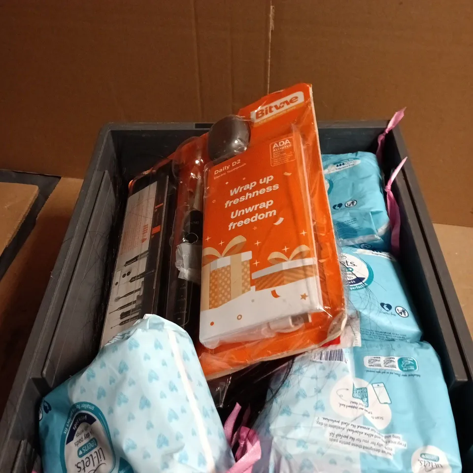 BOX OF APPROXIMATELY 10 ASSORTED COSMETIC ITEMS INCLUDING LIL-LETS AND HAIR EXTENSIONS 