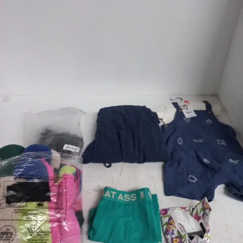 BOX OF APPROXIMATELY 15 ASSORTED CLOTHING ITEMS IN VARIOUS COLOURS, SIZES AND STYLES