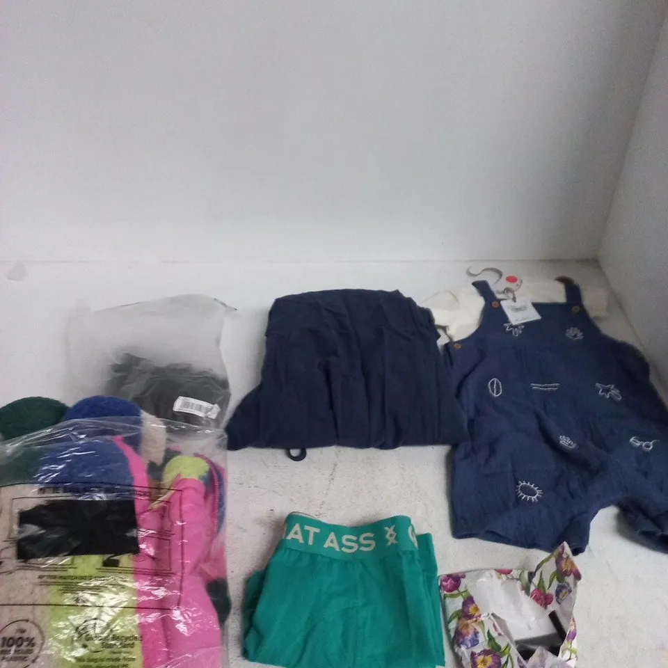 BOX OF APPROXIMATELY 15 ASSORTED CLOTHING ITEMS IN VARIOUS COLOURS, SIZES AND STYLES