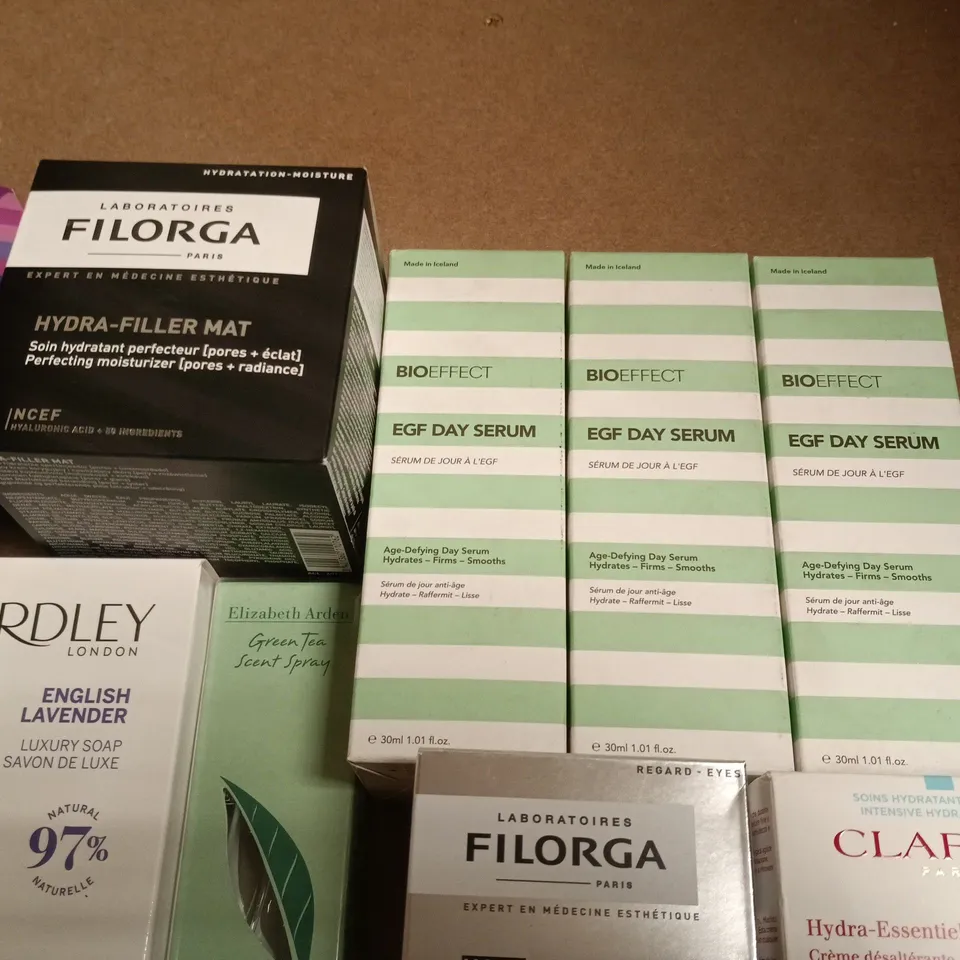 APPROXIMATELY 30 ASSORTED HEALTH & BEAUTY COSMETICS: FILORGA HYDRA-FILLER MAT & NCEF-REVERSE EYES, BIOEFFECT DAY SERUM, CLARINS HYDRA-ESSENTIEL, YARDLEY LAVENDER SOAP, ELIZABETH ARDEN GREEN TEA SPRAY,